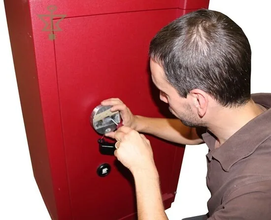 Montage van een elektronisch slot op een bestaande kluisdeur. Slotkeuze en montage worden afgestemd op de aanwezige kluis.
