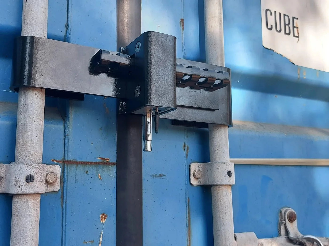 Container Lock gemonteerd over de twee sluitstangen van een containerdeur