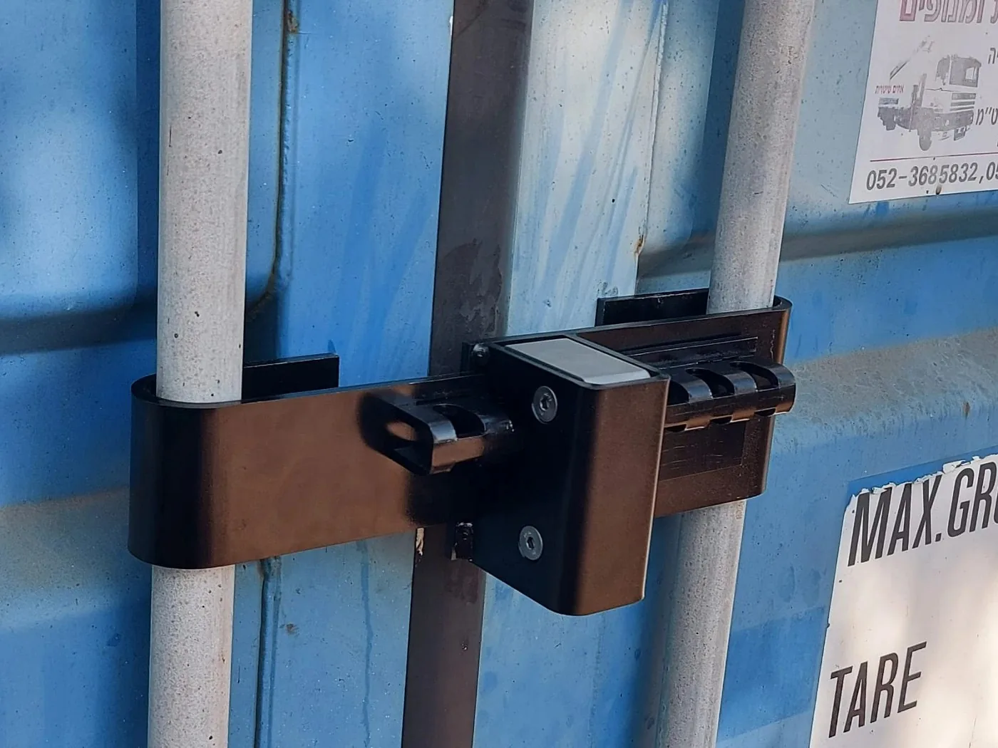 Container Lock van opzij: de stalen constructie omsluit beide sluitstangen